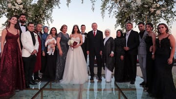 Recep Tayyip Erdogan (7.v.r), Präsident der Türkei, steht mit seiner Ehefrau Emine Erdogan (6.v.r) auf der Hochzeit von Fußballer Mesut Özil (8.v.r) und seiner Ehefrau, der Schauspielerin Amine Gülse (10.v.r), zusammen mit deren Familien für ein Hochzeitsfoto bereit.