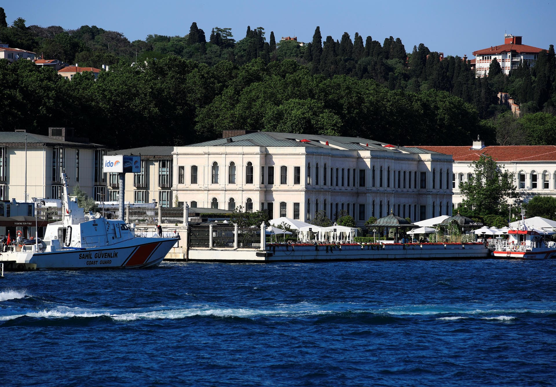 Das Hotel Four Seasons liegt direkt am Bosphorus war die Location der Hochzeit.