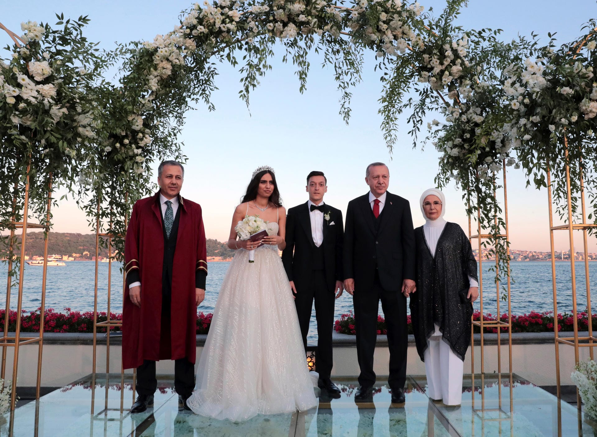 Erdogan (2.v.r) steht auf der Hochzeit von Fußballer Mesut Özil (M) und seiner Ehefrau, der Schauspielerin Amine Gülse (2.v.l) neben dem Paar.
