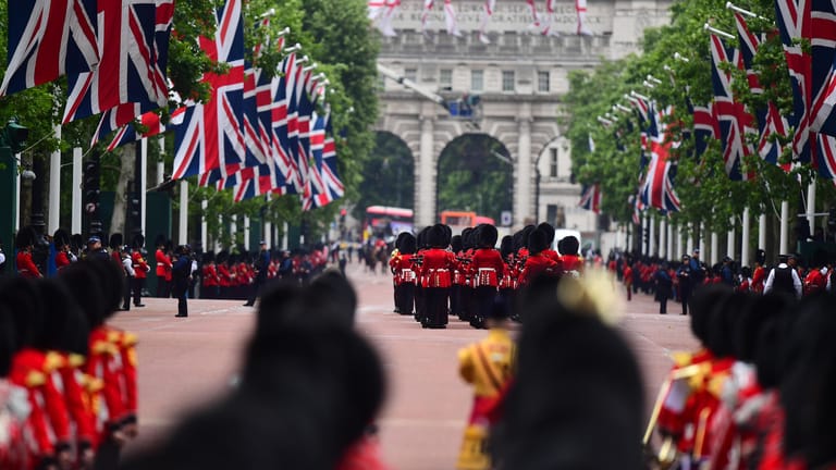 Grenadier Guards machen sich auf den Weg vom Buckingham-Palastes zur Horse Guards Parade, die vor der Trooping the Colour Zeremonie stattfindet.