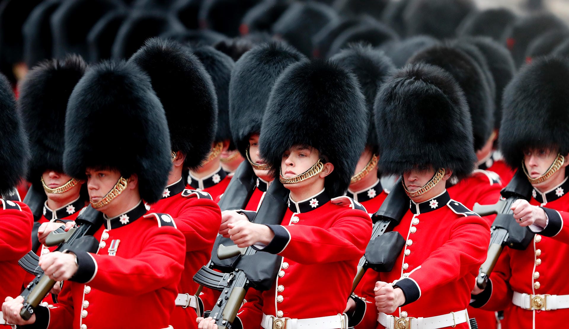Dutzende Grenadier Guards marschieren bei der Parade auf.