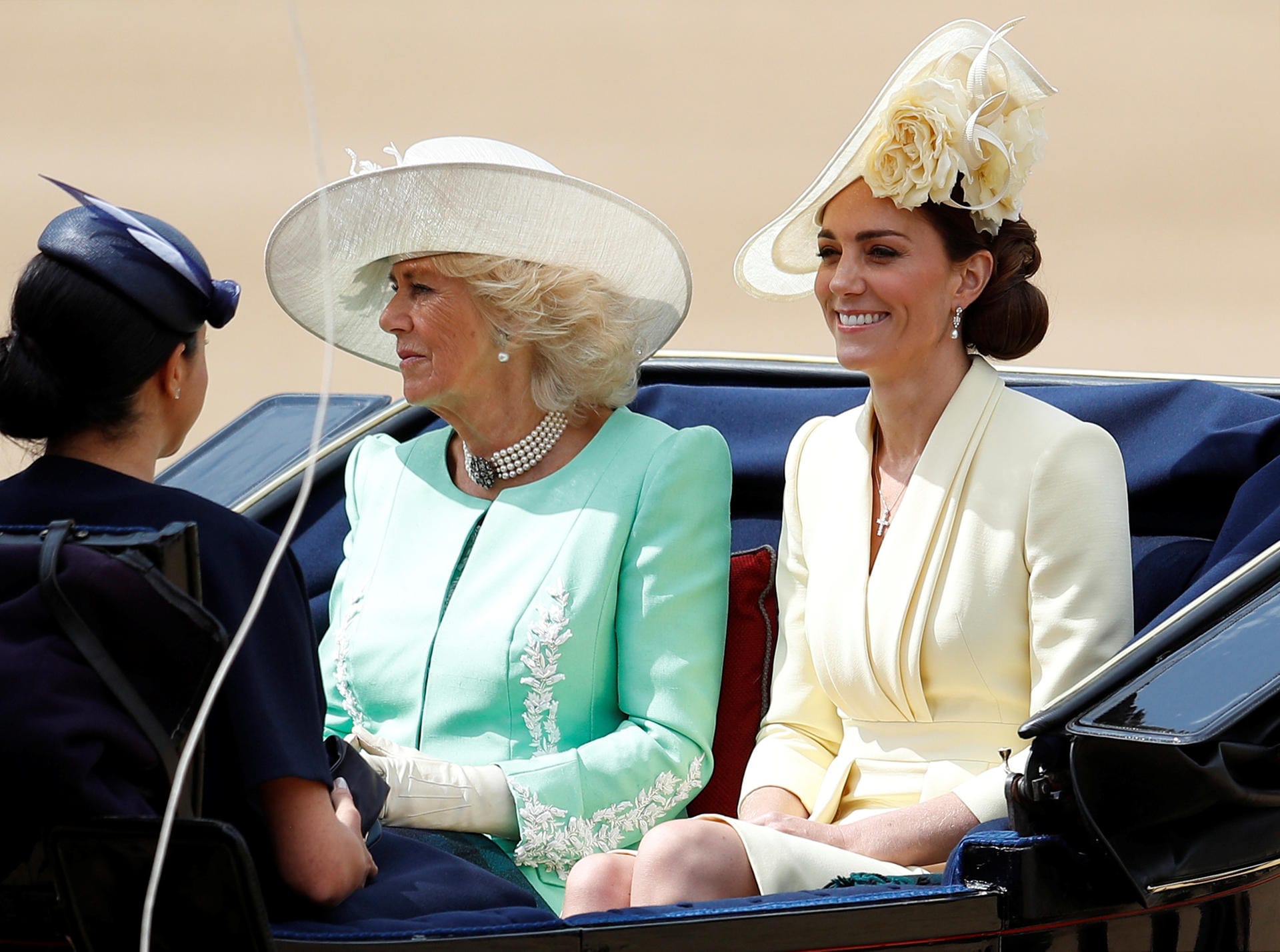 Herzogin Camilla und Herzogin Kate sitzen nebeneinander in einer Kutsche.