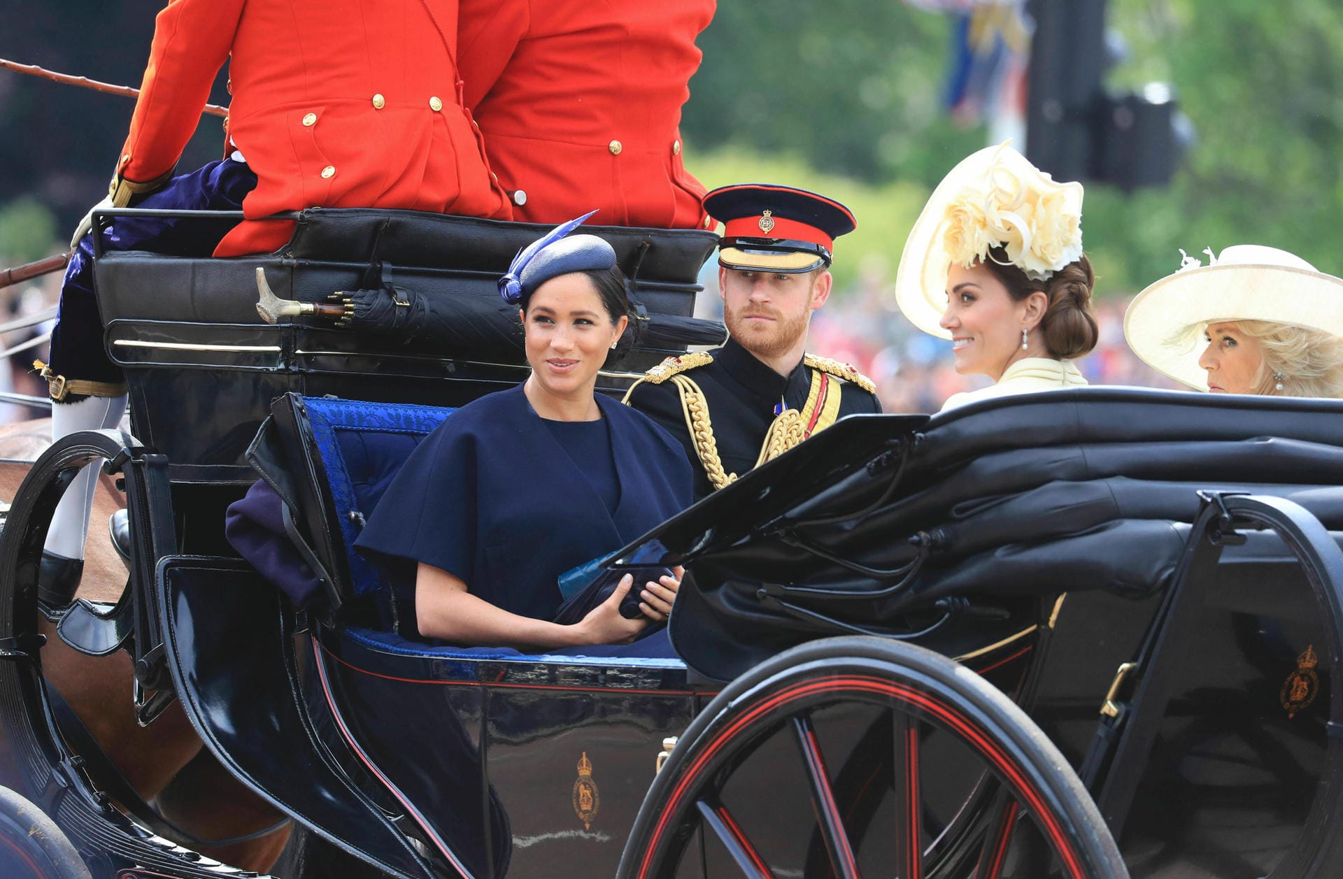 Herzogin Meghan, Prinz Harry, Herzogin Kate und Herzogin Camilla verfolgen das Spektakel interessiert.