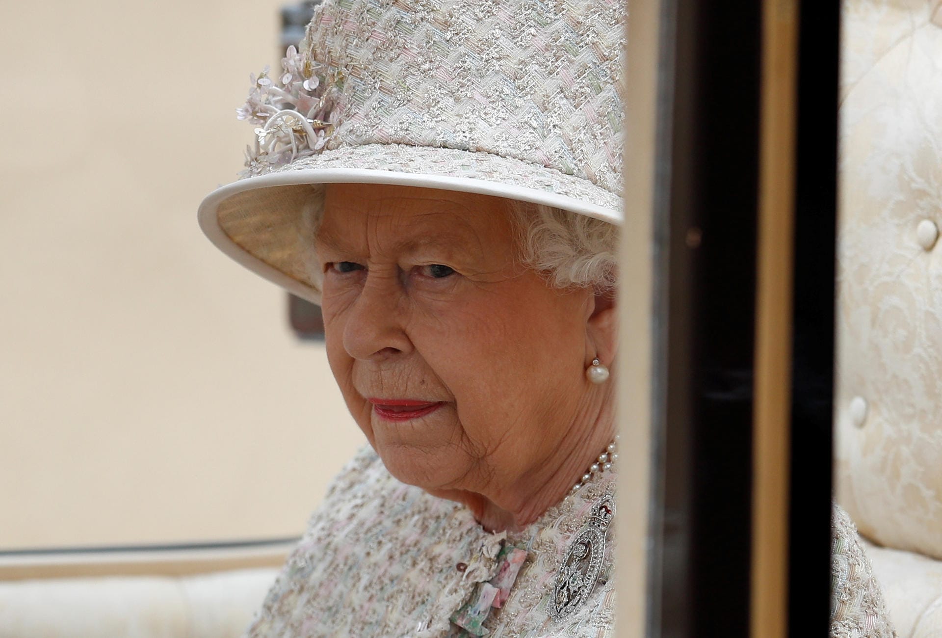 Die Queen verfolgt das Geschehen mit strenger Miene.