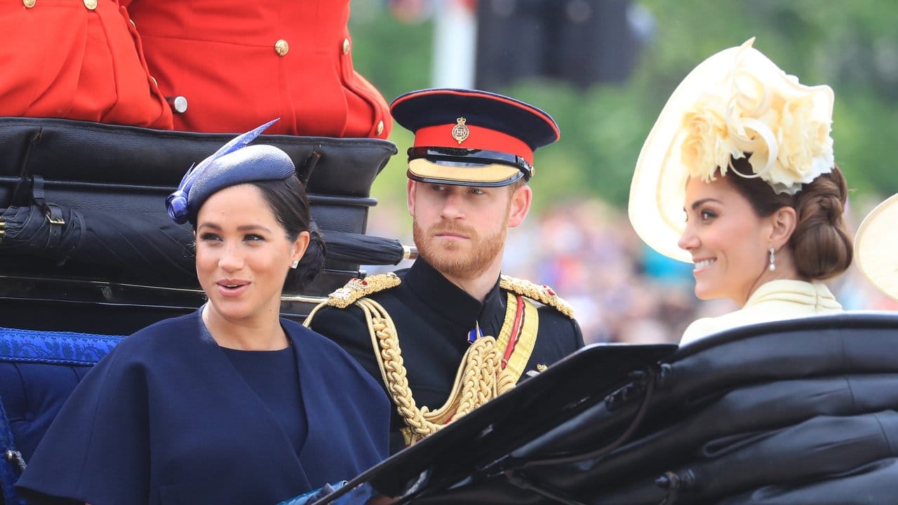 Meghan und Kate in einer Kutsche. Meghan und Kate in einer Kutsche.