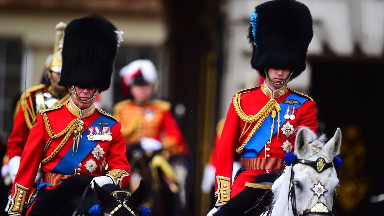 Prinz Charles und Prinz William machen sich auf den Weg vom Buckingham Palast zur Horse Guards Parade. Prinz Charles und Prinz William machen sich auf den Weg vom Buckingham Palast zur Horse Guards Parade.