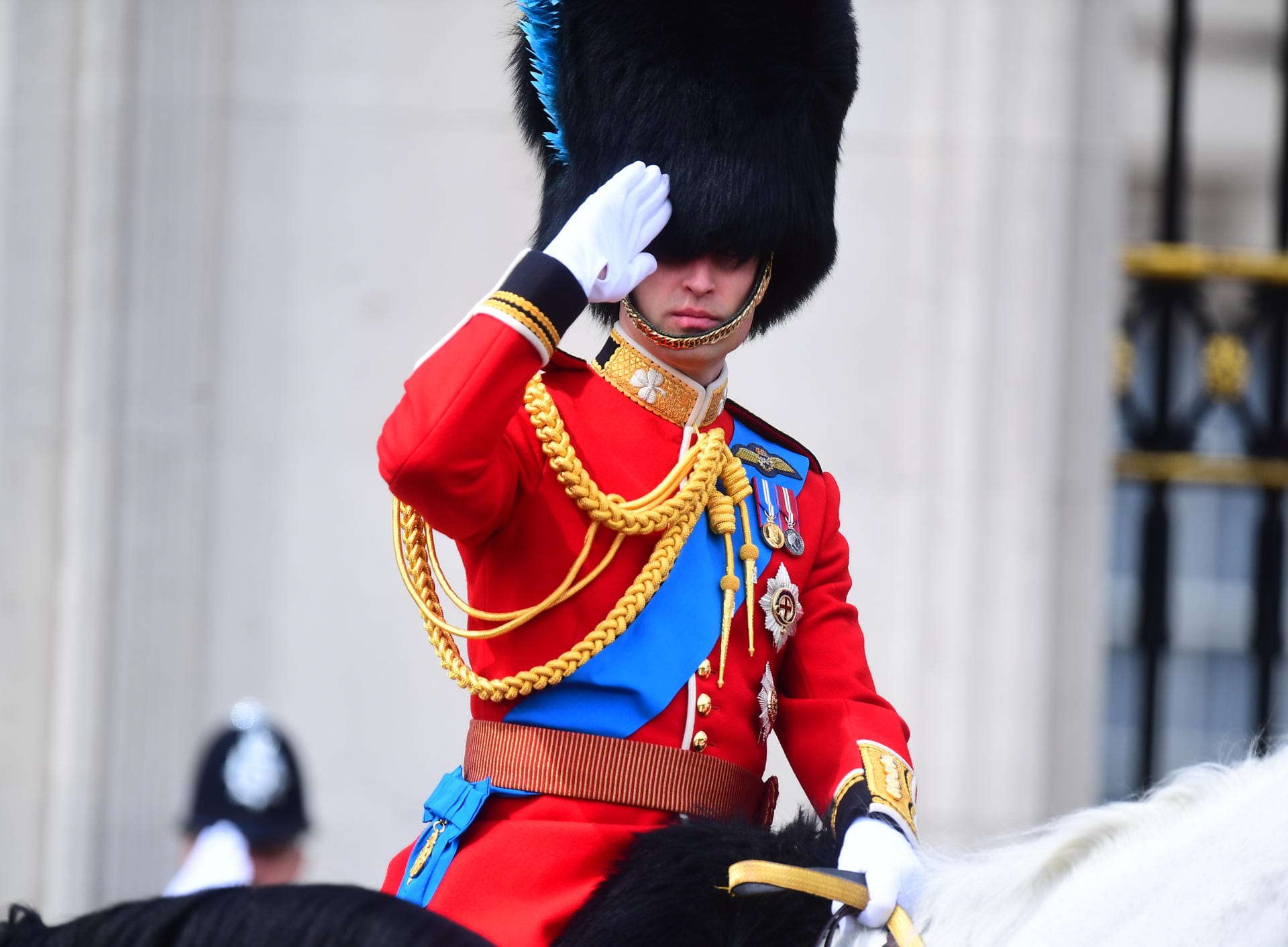 Nur schwer zu erkennen: Prinz William salutiert auf dem Weg vom Buckingham Palast zur Horse Guards Parade.