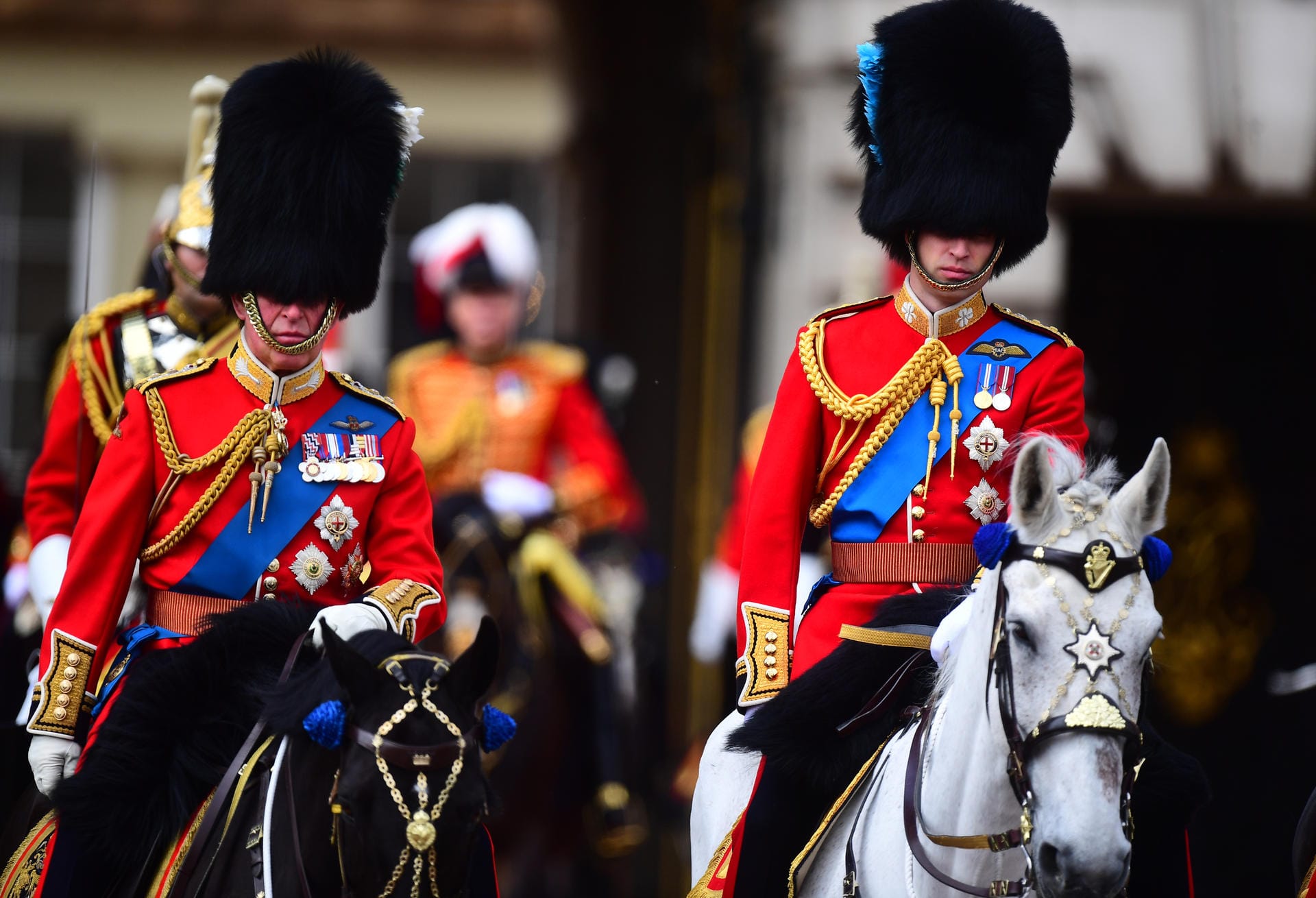 Der britische Prinz Charles (l) reitet ebenfalls neben seinm Sohn Prinz William.