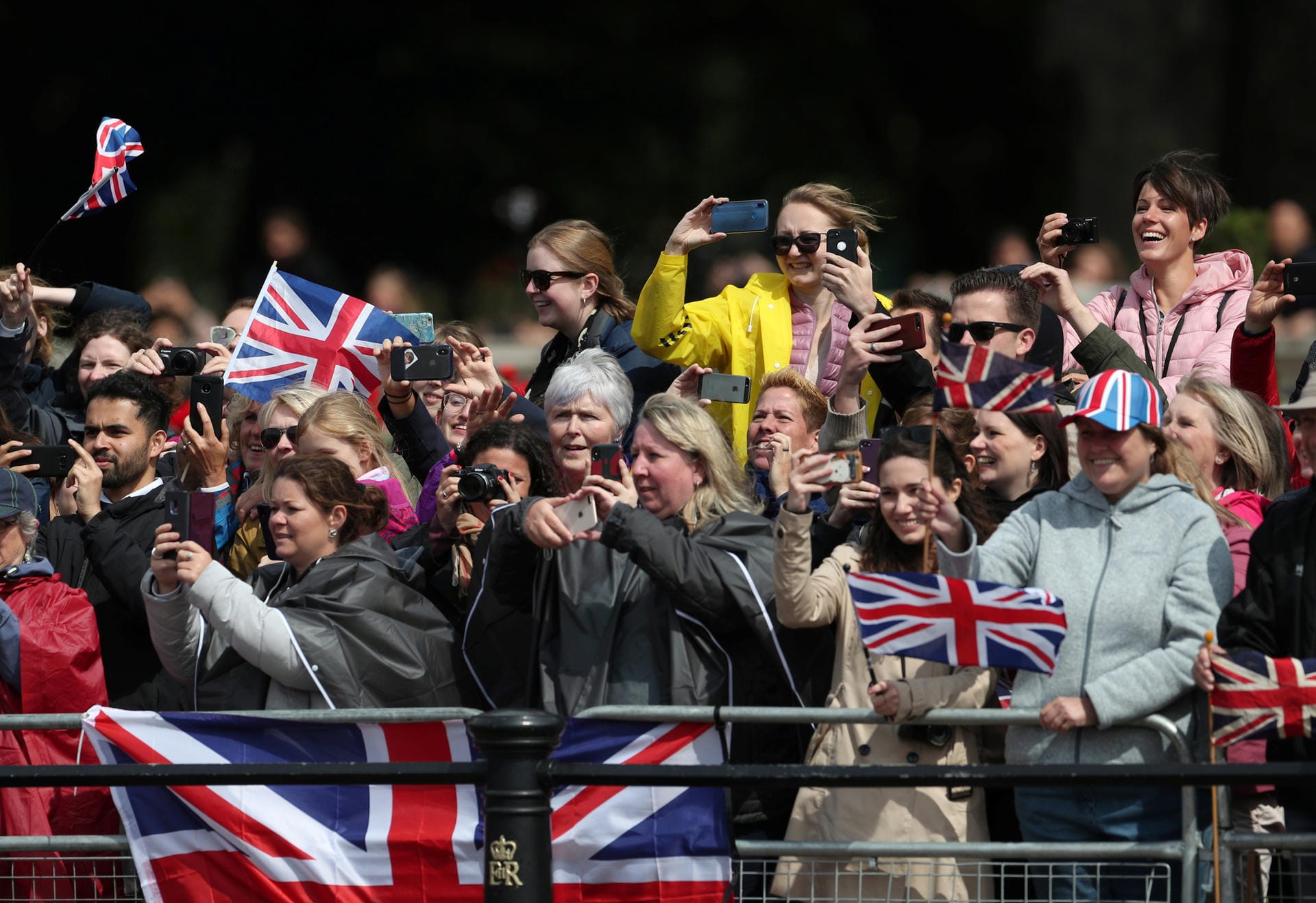 Zahlreiche Fans des britischen Königshauses lassen sich das Spektakel nicht entgehen.