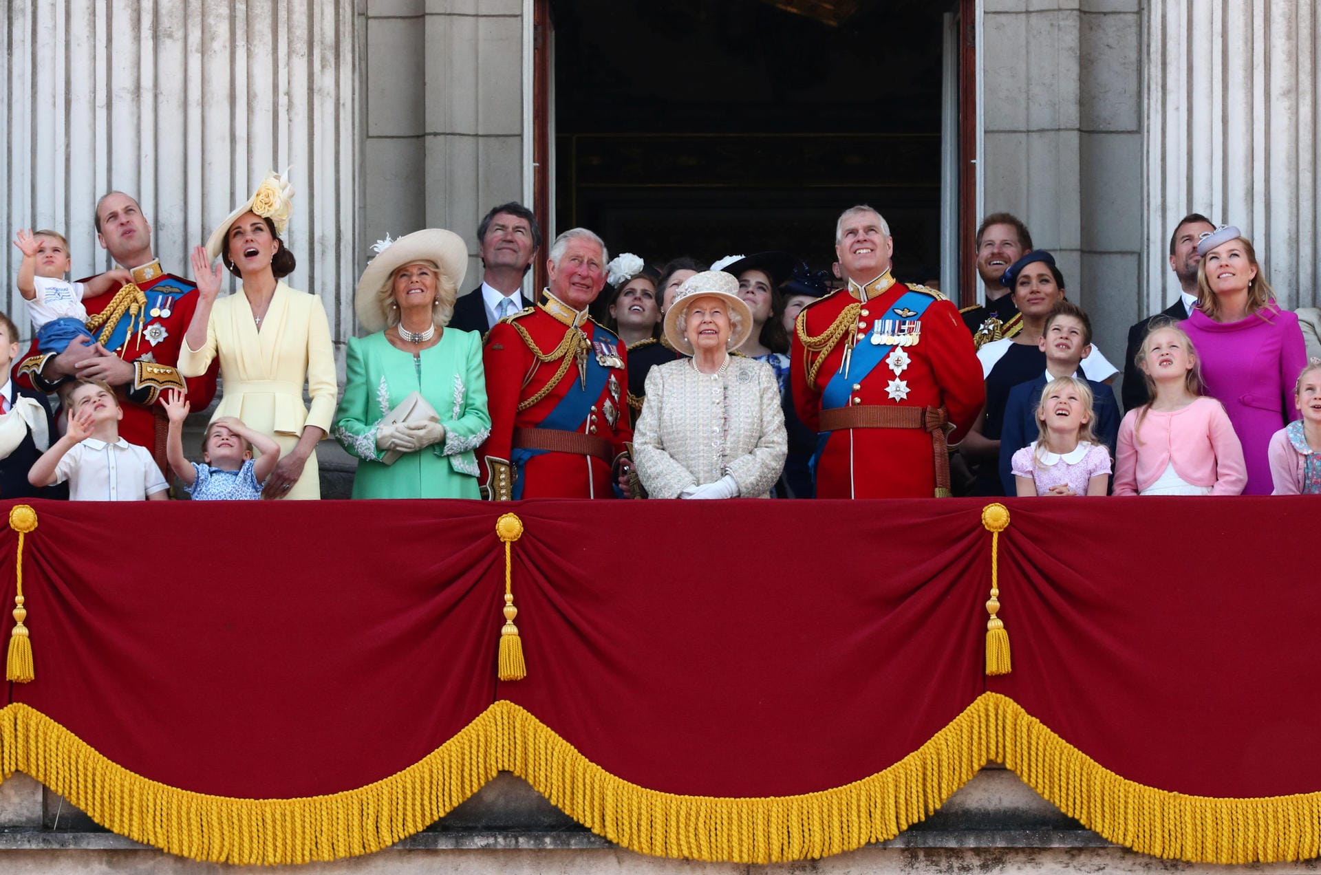 Die gesamte royale Familie hat sich auf dem Balkon versammelt. Alle Augen waren dabei auf den kleinen Prinz Louis gerichtet, der seinen ersten Auftritt auf dem Balkon des Buckingham Palastes hatte.