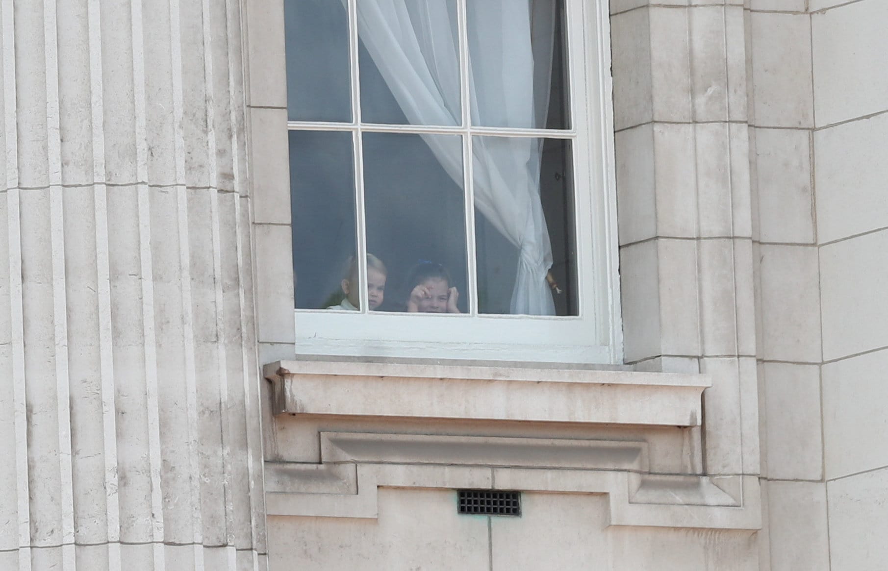 Prinz Louis und Prinzessin Charlotte konnten ihren Auftritt auf dem Balkon des Buckingham Palastes kaum abwarten.