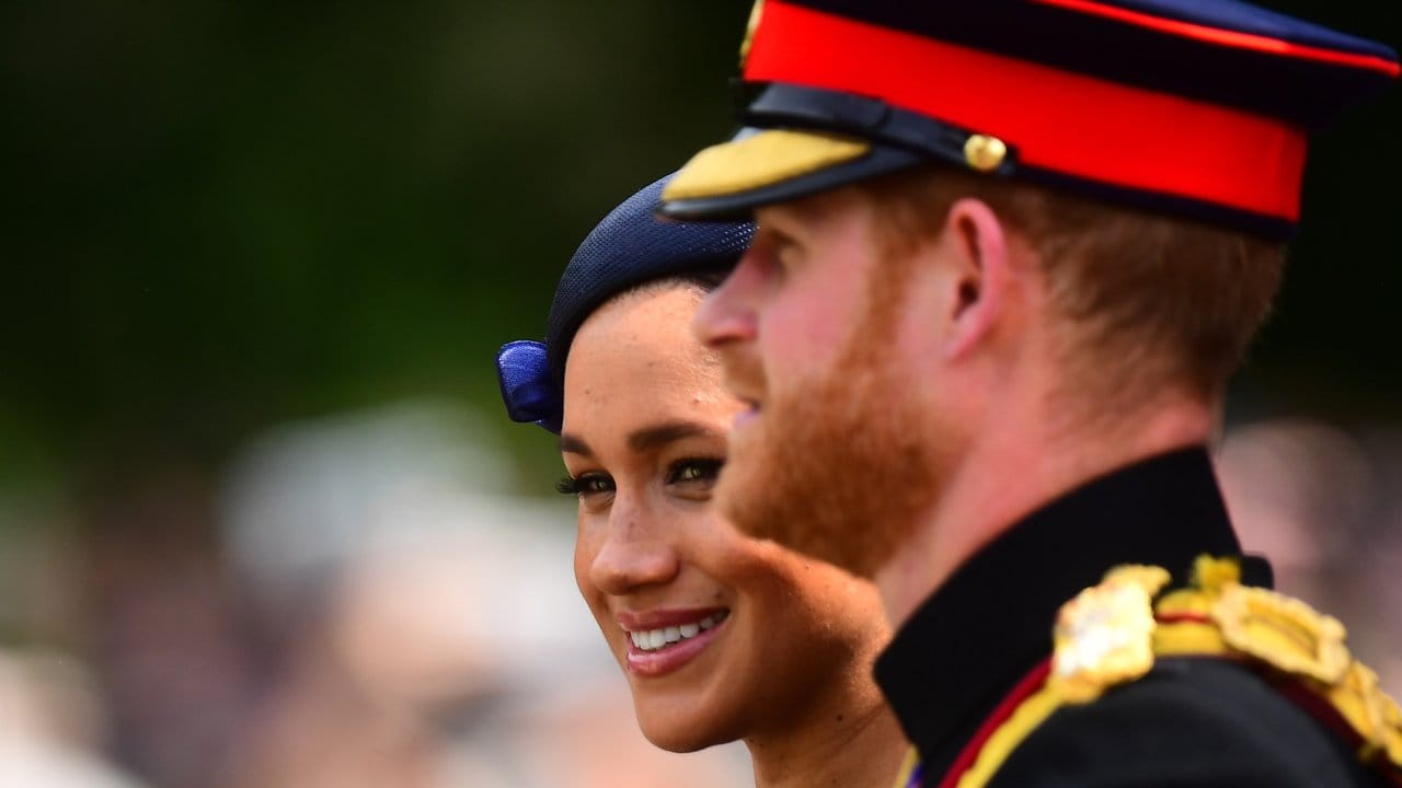 Harry und Meghan stehen besonders im Fokus des Interesses. Harry und Meghan stehen besonders im Fokus des Interesses.