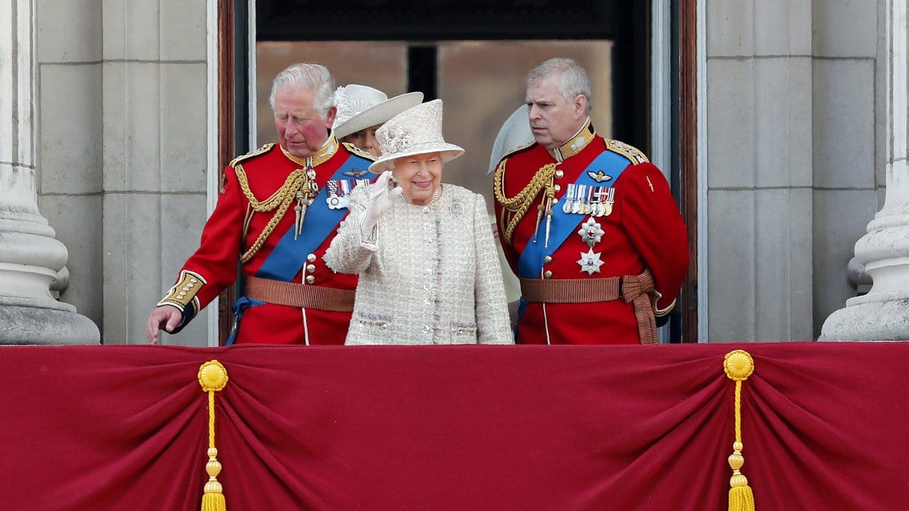 Die Queen mit ihren Söhnen Charles und Andrew. Die Queen mit ihren Söhnen Charles und Andrew.