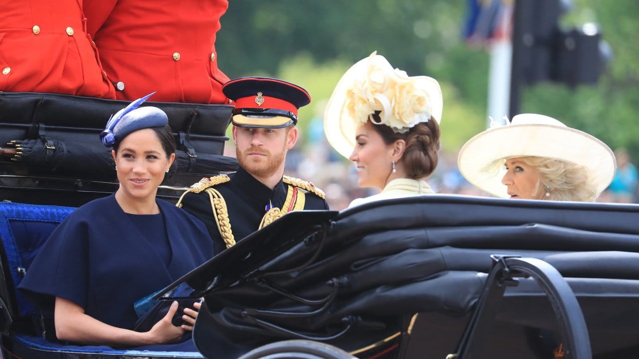 Kutschfahrt mit Prinz Harry, Herzogin Meghan, Herzogin Kate und Herzogin Camilla. Kutschfahrt mit Prinz Harry, Herzogin Meghan, Herzogin Kate und Herzogin Camilla.