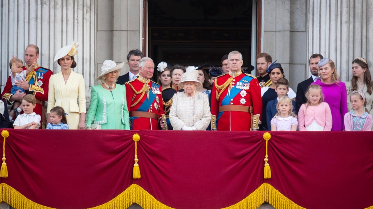 Auf dem Balkon des Buckingham Palastes: Die Queen feiert mit ihrer Familie Geburtstag. Auf dem Balkon des Buckingham Palastes: Die Queen feiert mit ihrer Familie Geburtstag.
