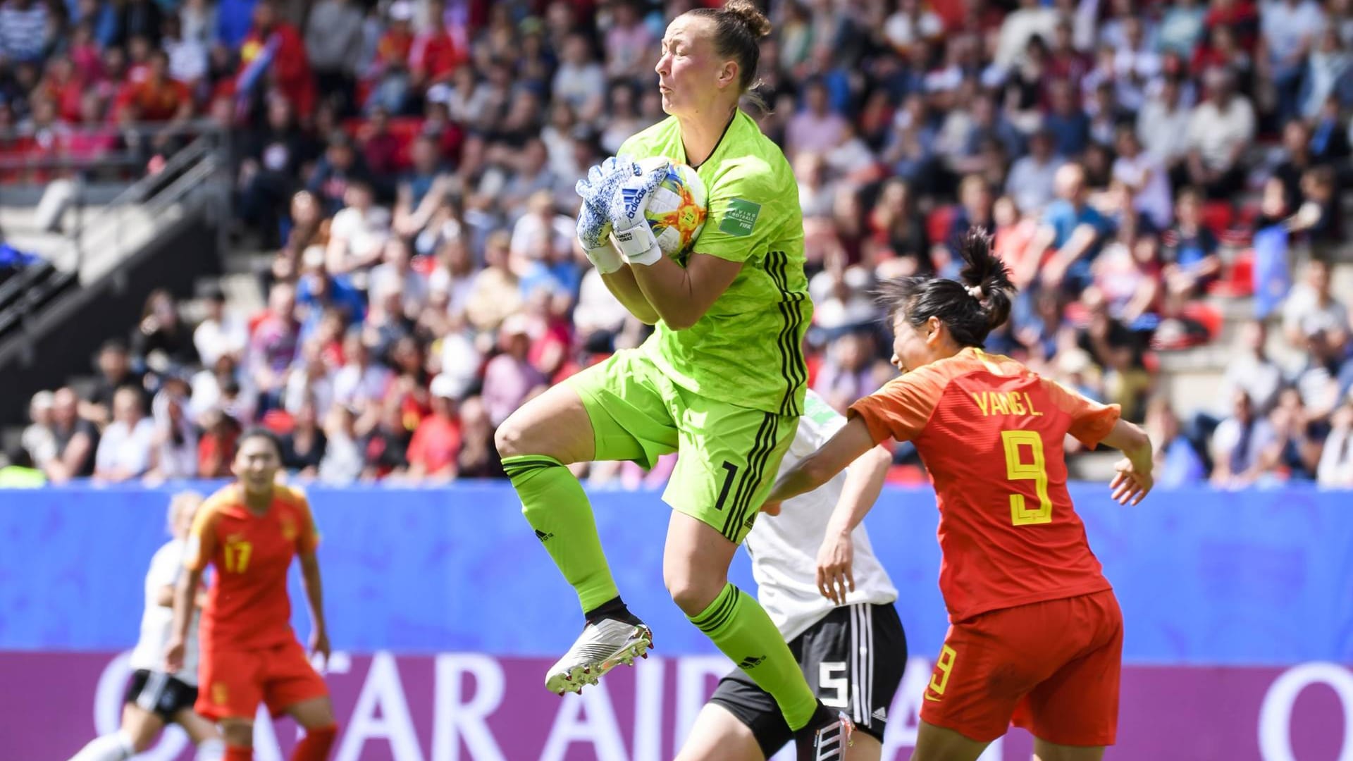 Almuth Schult: Die Torfrau des VfL Wolfsburg wurde von der vor dem Spiel hochgelobten chinesischen Offensive kaum geprüft. Machte einen stabilen und sicheren Eindruck. Verhinderte kurz vor der Pause mit großem Einsatz den 0:1-Rückstand. Die Schulter hielt. Note 3.