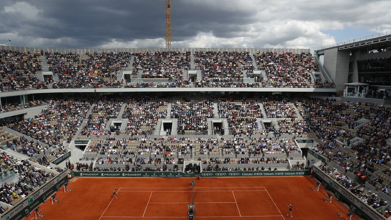 Dunkle Wolken ziehen während des Damen-Finales über den Center Court.