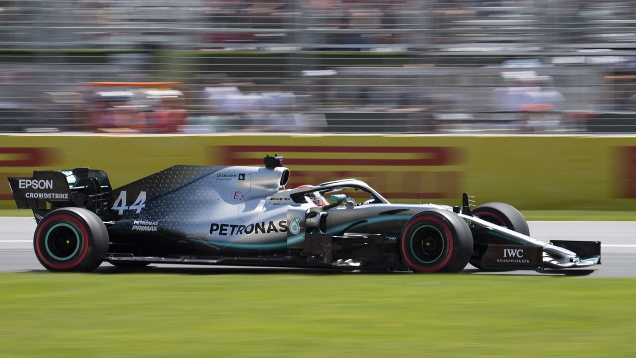 Lewis Hamilton startet mit Vettel aus der ersten Reihe.