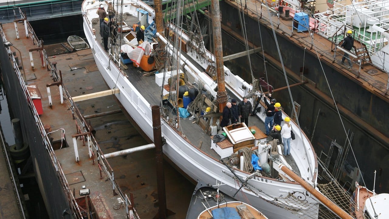 Der historische Lotsenschoner liegt in einer Hamburger Werft im Trockendock. Der historische Lotsenschoner liegt in einer Hamburger Werft im Trockendock.