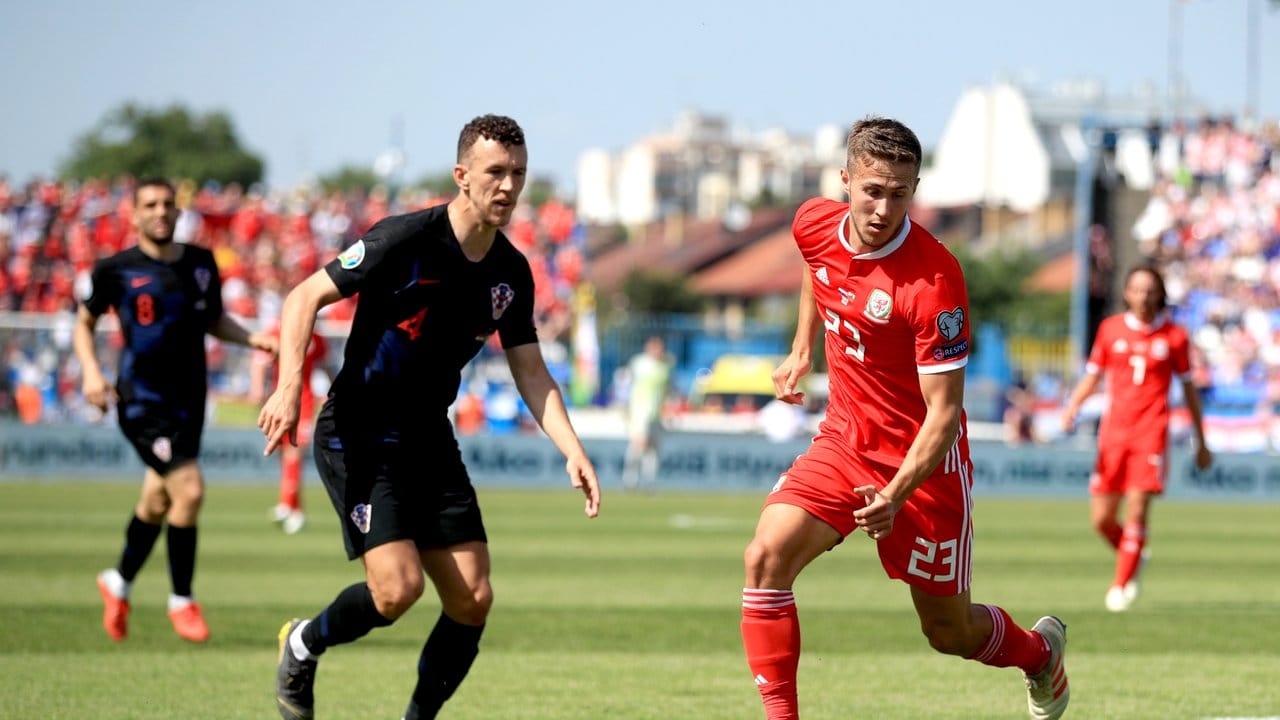 Ivan Perisic (l), hier im Duell mit dem Waliser Will Vaulks, erzielte das 2:0. Ivan Perisic (l), hier im Duell mit dem Waliser Will Vaulks, erzielte das 2:0.