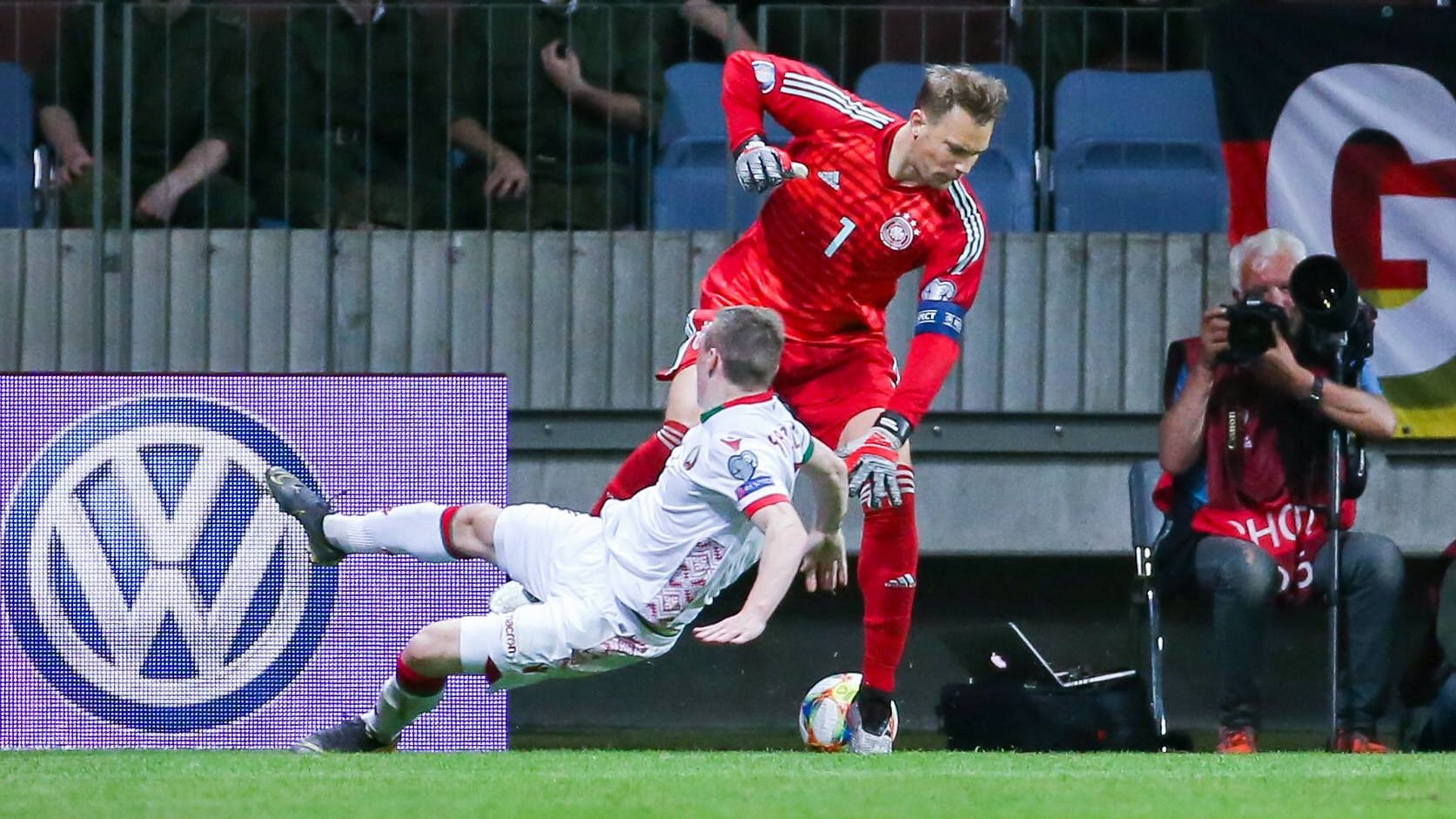 Manuel Neuer: Hatte wenig zu tun. Geriet einmal mit Fuß am Ball in Bedrängnis. Und löste die Situation in bester Libero-Manier. Note: 2