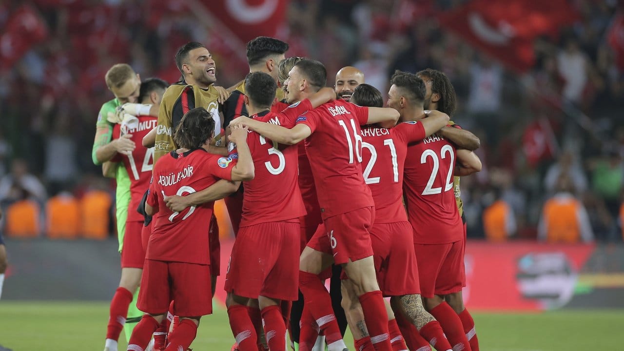 Die türkischen Spieler jubeln nach ihrem überraschenden Sieg gegen Frankreich. Die türkischen Spieler jubeln nach ihrem überraschenden Sieg gegen Frankreich.