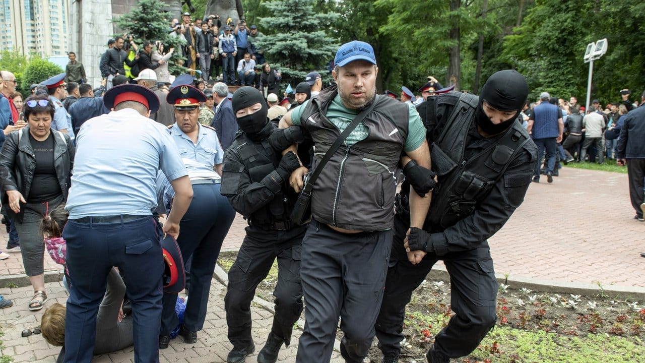 Protesten während der Präsidentschaftswahlen: Die kasachische Polizei nimmt Demonstranten in Gewahrsam.