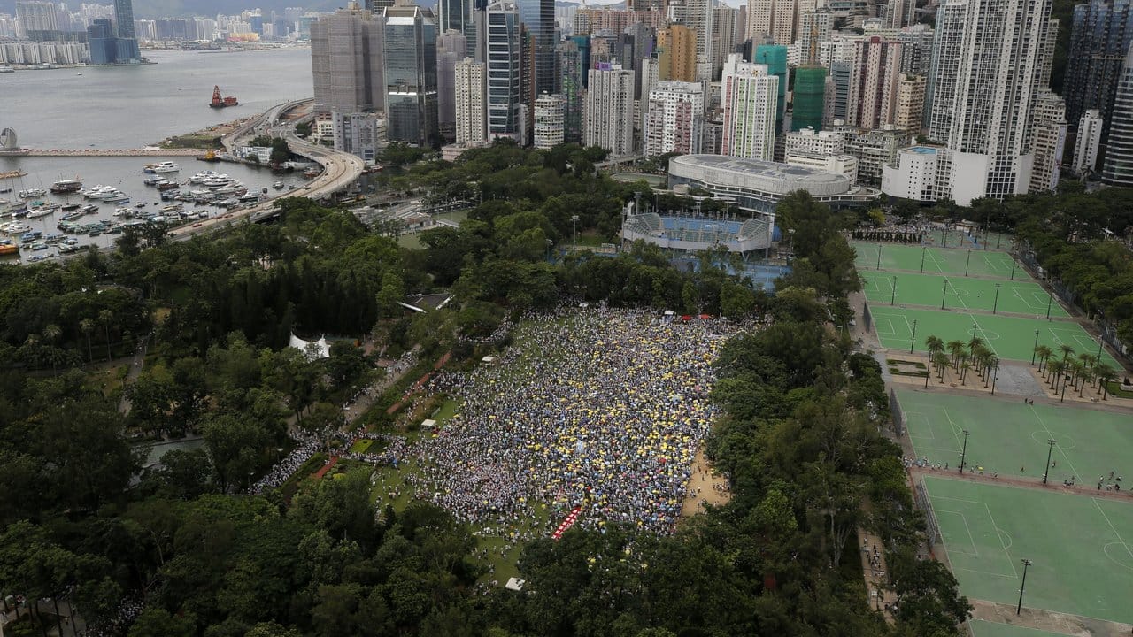 Zehntausende Demonstranten nehmen in Hongkong an einer Kundgebung gegen das von der Regierung geplante Auslieferungsgesetz teil.