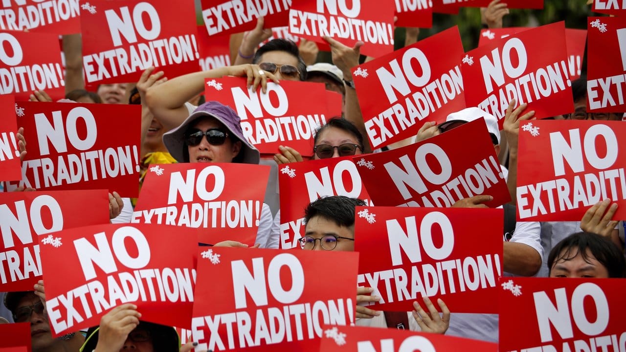 Einig im Kampf für die Freiheit: Demonstranten halten Plakate mit der Aufschrift: "No Extradition!" (Keine Auslieferung).