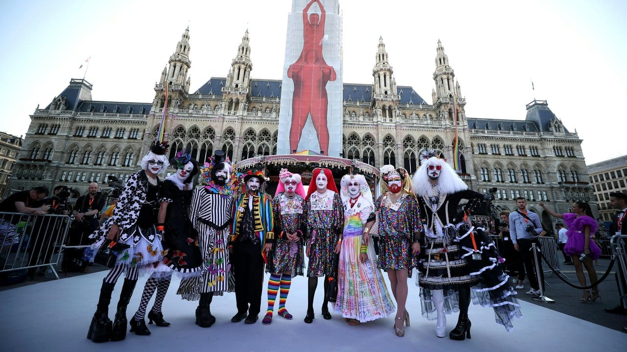Der Fantasie sind keine Grenzen gesetzt: Life-Ball-Gäste vor dem Wiener Rathaus.