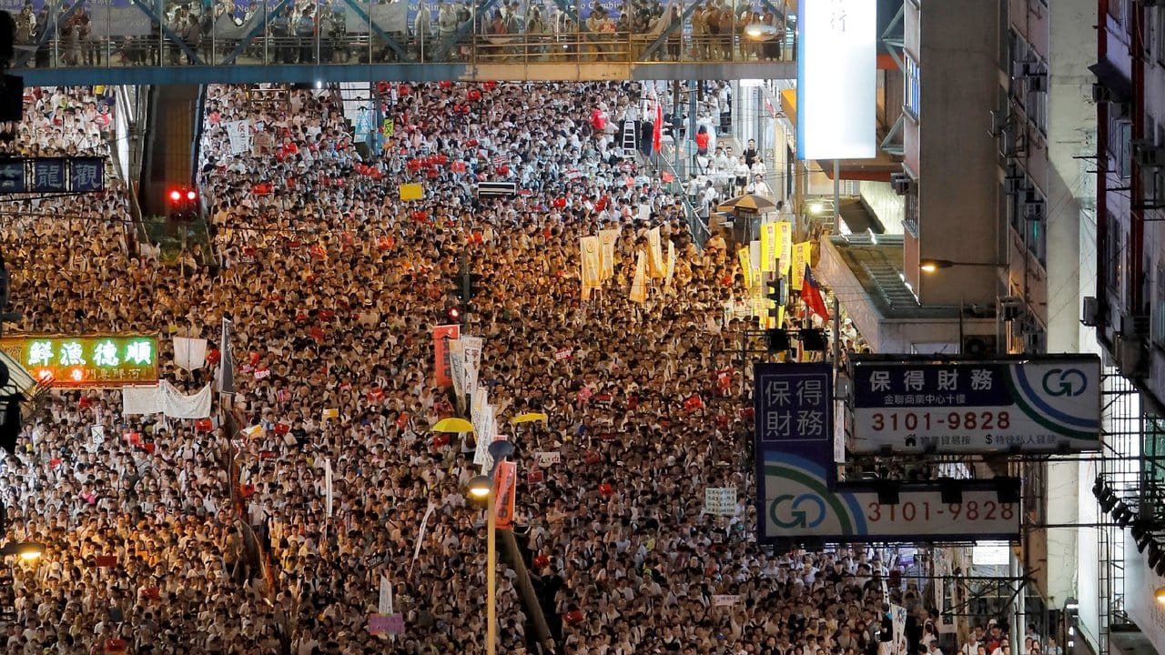 An der großen Demonstration gegen das umstrittene Auslieferungsgesetz in Hongkong haben nach Angaben der Organisatoren rund eine Million Menschen teilgenommen.