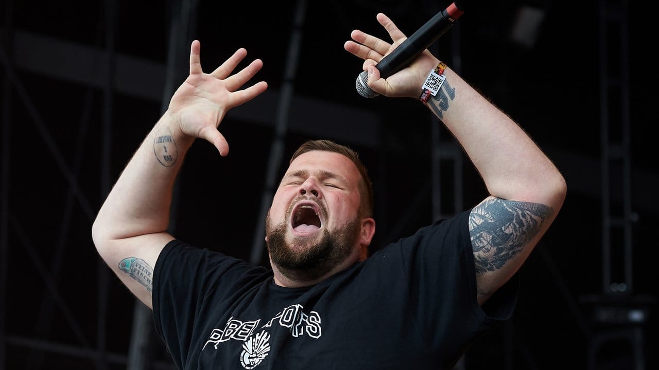 Frontmann Jan "Monchi" Gorkow von Feine Sahne Fischfilet lässt es raus. Frontmann Jan "Monchi" Gorkow von Feine Sahne Fischfilet lässt es raus.
