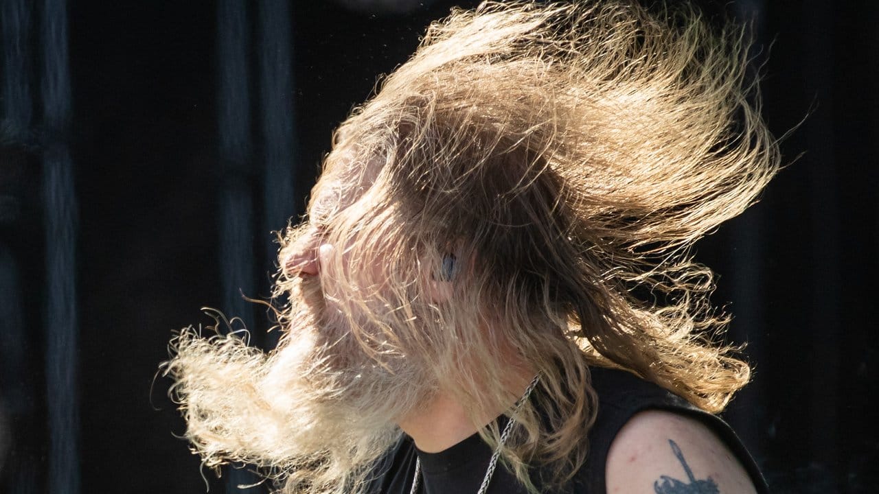 Johan Hegg, Sänger der schwedischen Death-Metal-Band Amon Amarth, lässt das Haar wehen. Johan Hegg, Sänger der schwedischen Death-Metal-Band Amon Amarth, lässt das Haar wehen.