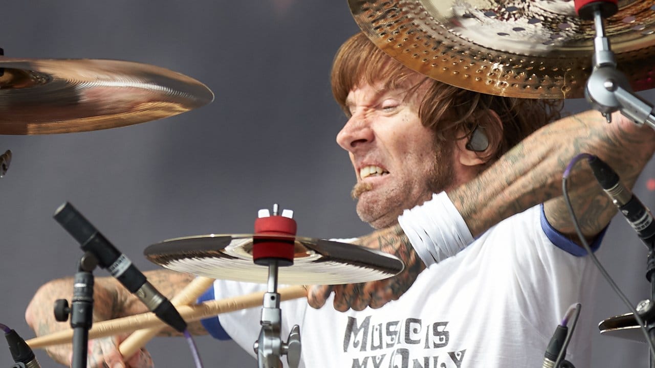 Godsmack-Schlagzeuger Shannon Larkin hängt sich voll rein. Godsmack-Schlagzeuger Shannon Larkin hängt sich voll rein.