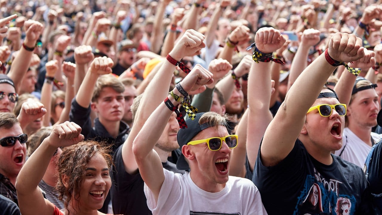 Die US-Rockband Atreyu steht auf der Bühne, und die Fans gehen mit. Die US-Rockband Atreyu steht auf der Bühne, und die Fans gehen mit.