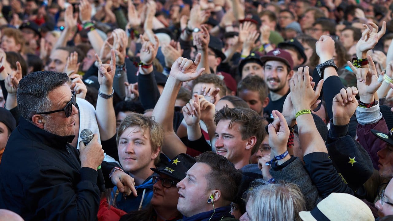 Ken Casey von den Dropkick Murphys singt mit den Fans. Ken Casey von den Dropkick Murphys singt mit den Fans.