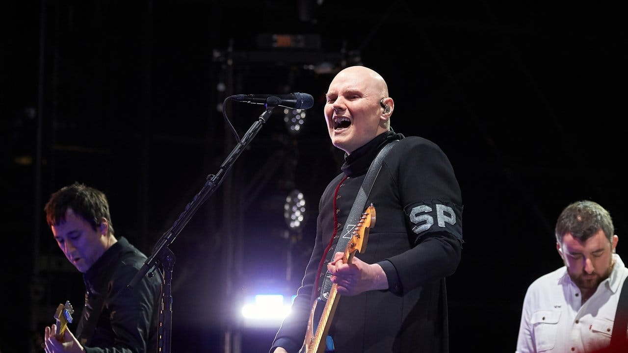 Frontmann Billy Corgan tritt mit der us-amerikanischen Alternative-Rock-Band The Smashing Pumpkins auf der Hauptbühne des Open-Air-Festivals "Rock am Ring" auf. Frontmann Billy Corgan tritt mit der us-amerikanischen Alternative-Rock-Band The Smashing Pumpkins auf der Hauptbühne des Open-Air-Festivals "Rock am Ring" auf.
