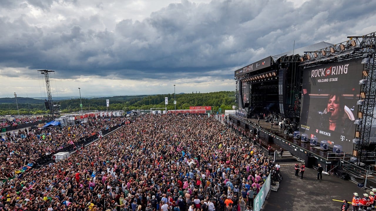 Finsterer Himmel bei der Hardrock-Band Halestorm. Finsterer Himmel bei der Hardrock-Band Halestorm.