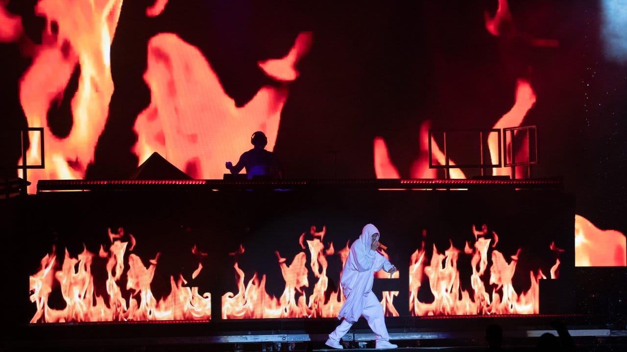 Die Antwoord heizen ein. Die Antwoord heizen ein.