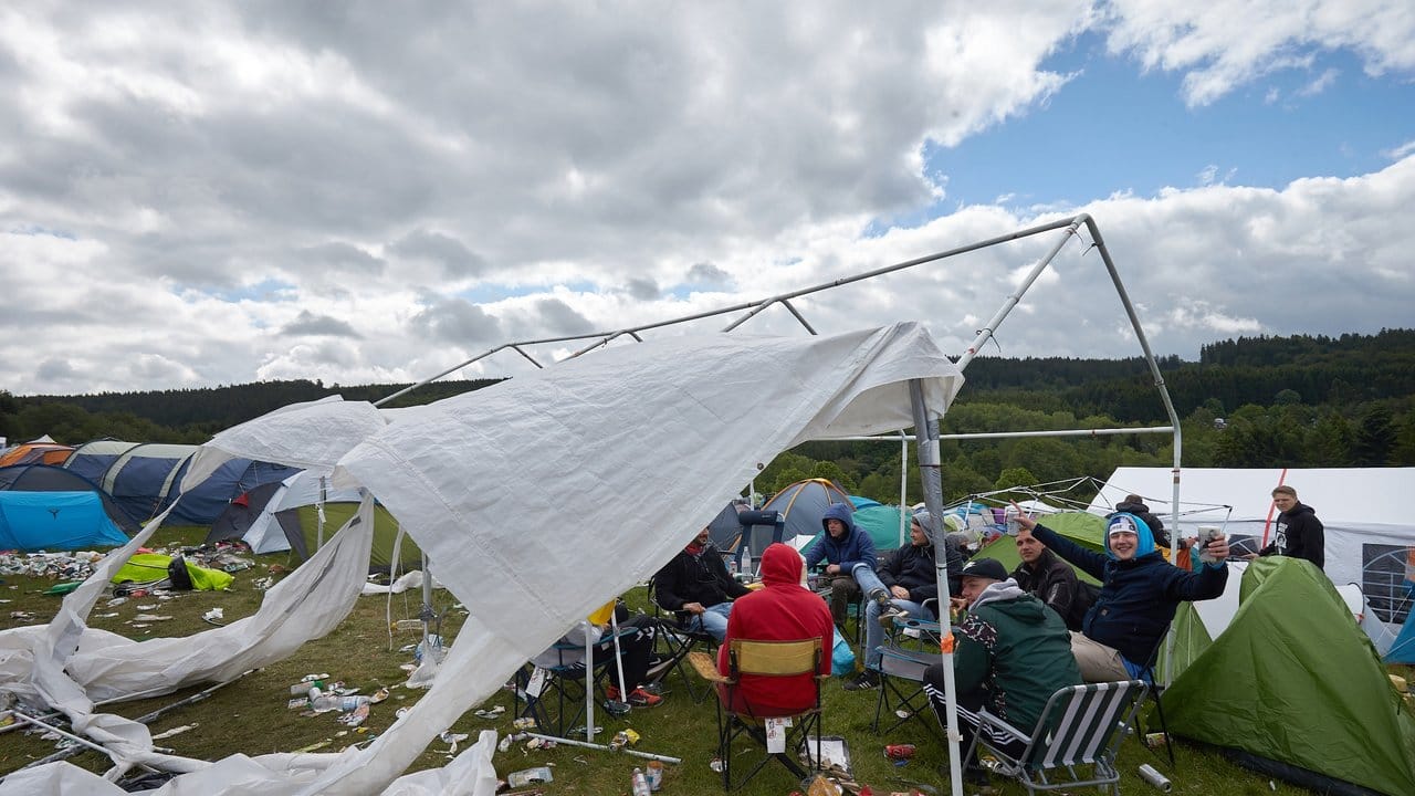 Der nächtliche Sturm hat bei Rock am Ring so manches Zelt zerfetzt. Der nächtliche Sturm hat bei Rock am Ring so manches Zelt zerfetzt.