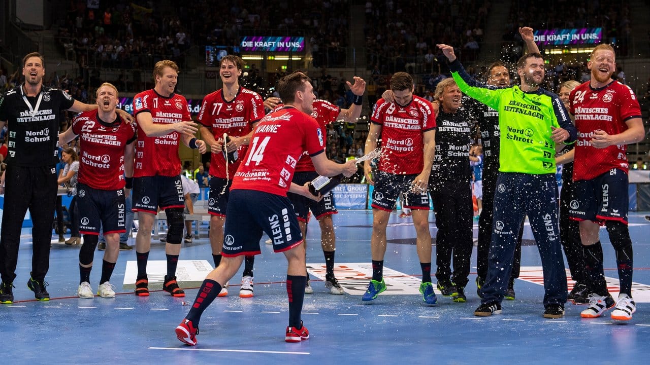 Die Spieler von Flensburg legten nach dem Spiel einen Freudentanz aufs Parkett. Die Spieler von Flensburg legten nach dem Spiel einen Freudentanz aufs Parkett.
