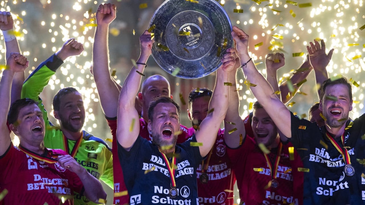 Maik Machulla (M) führte die Flensburger nun schon zu zwei Meistertiteln. Maik Machulla (M) führte die Flensburger nun schon zu zwei Meistertiteln.