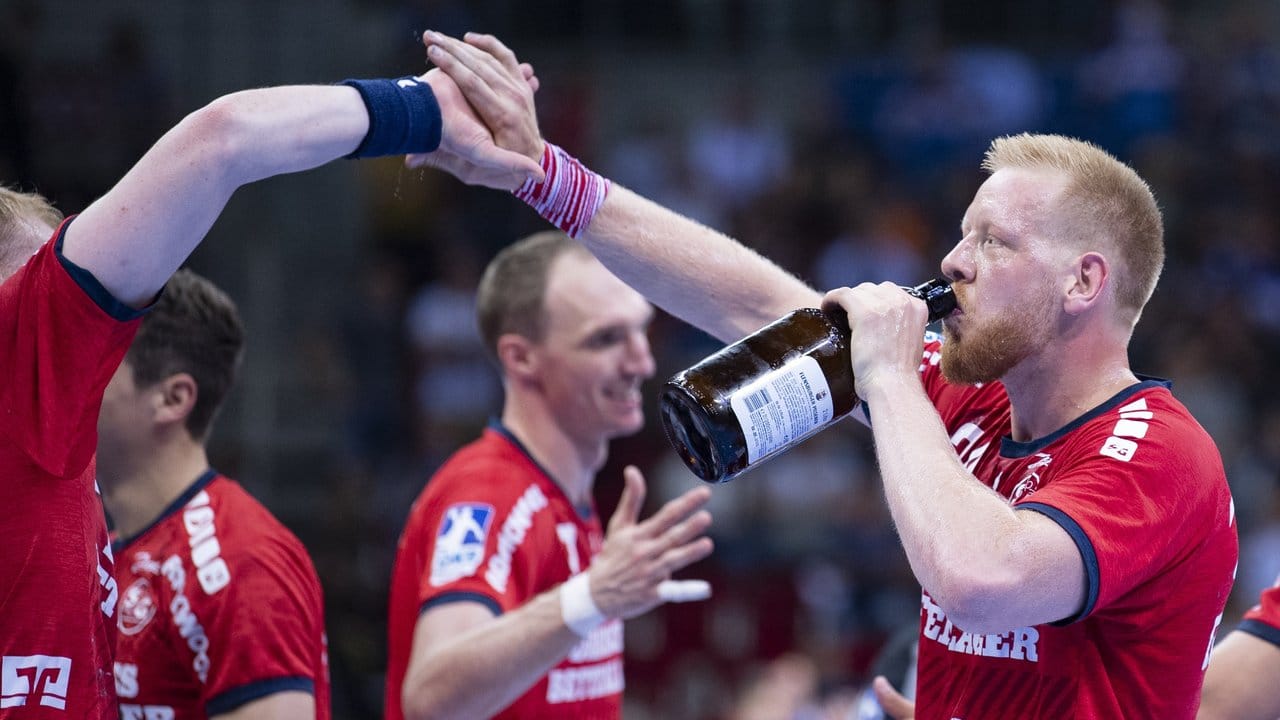 Jim Gottfridsson (r) nimmt nach dem Spiel einen großen Schluck aus der Flasche. Jim Gottfridsson (r) nimmt nach dem Spiel einen großen Schluck aus der Flasche.