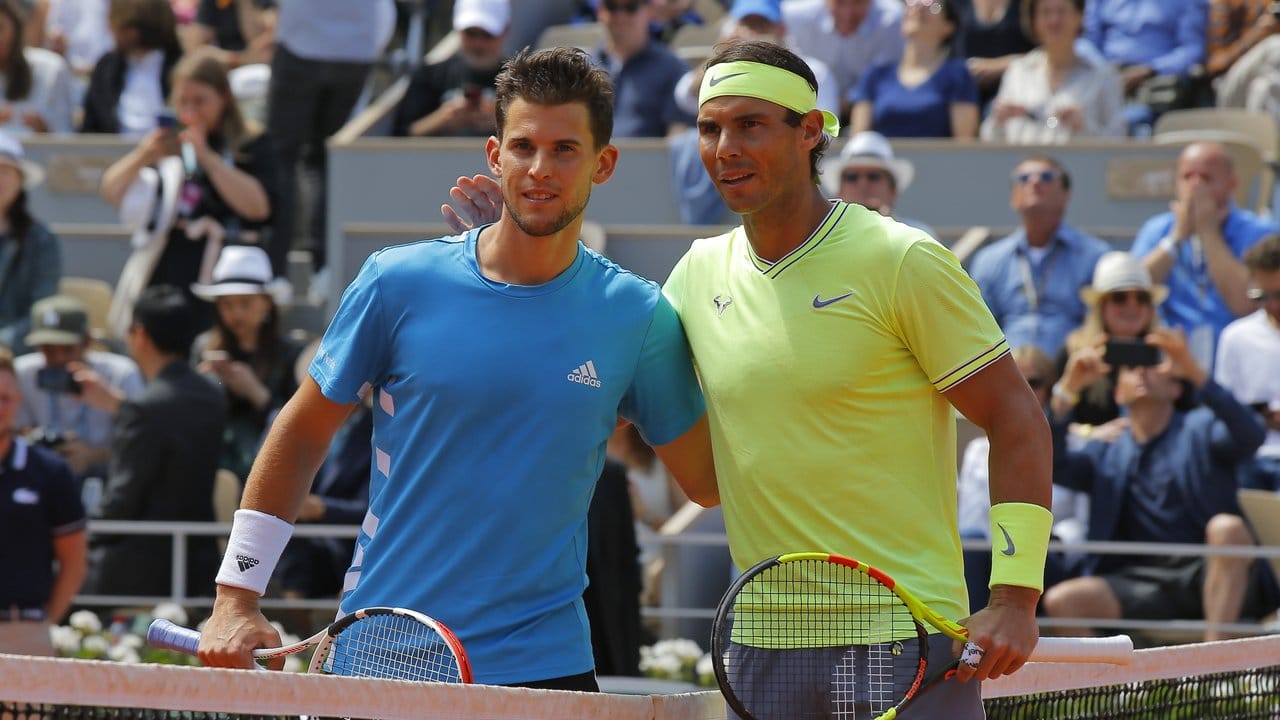 Dominic Thiem (l) und Rafael Nadal stehen vor dem Spiel für ein Foto bereit.
