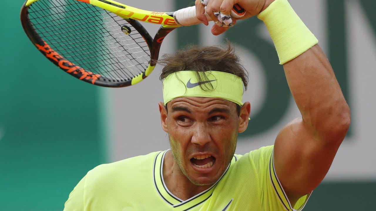 Rafael Nadal spielt eine kraftvolle Vorhand.