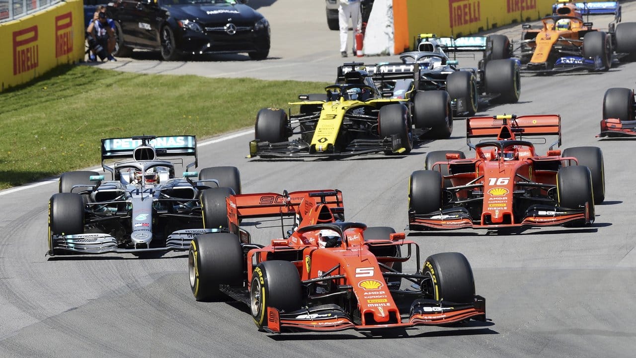Sebastian Vettel führt das Fahrerfeld kurz nach dem Rennstart an. Sebastian Vettel führt das Fahrerfeld kurz nach dem Rennstart an.