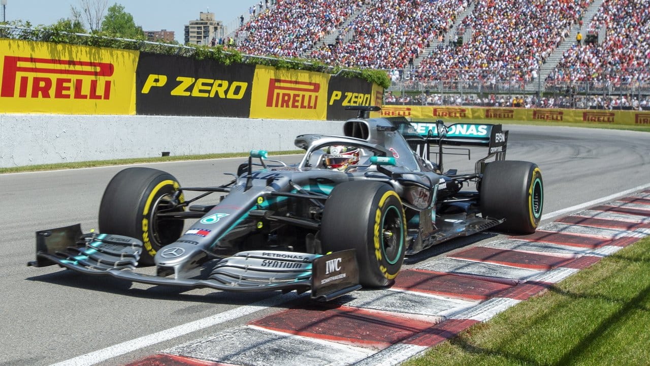 Lewis Hamilton profitierte von einer Zeitstrafe seines Konkurrenten. Lewis Hamilton profitierte von einer Zeitstrafe seines Konkurrenten.