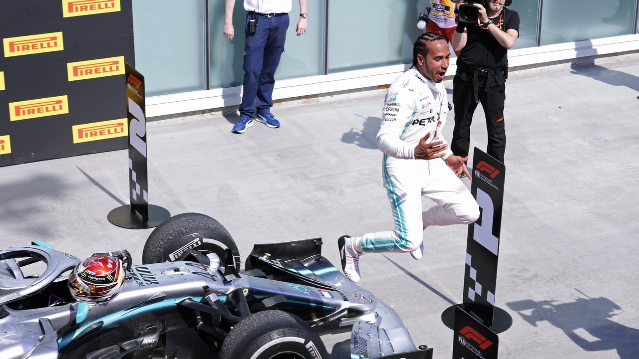 Lewis Hamilton feiert seinen Sieg. Lewis Hamilton feiert seinen Sieg.