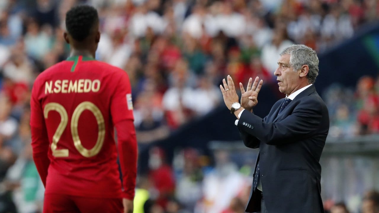 Portugals Trainer Fernando Santos (r) gibt während des Spiels Anweisungen.