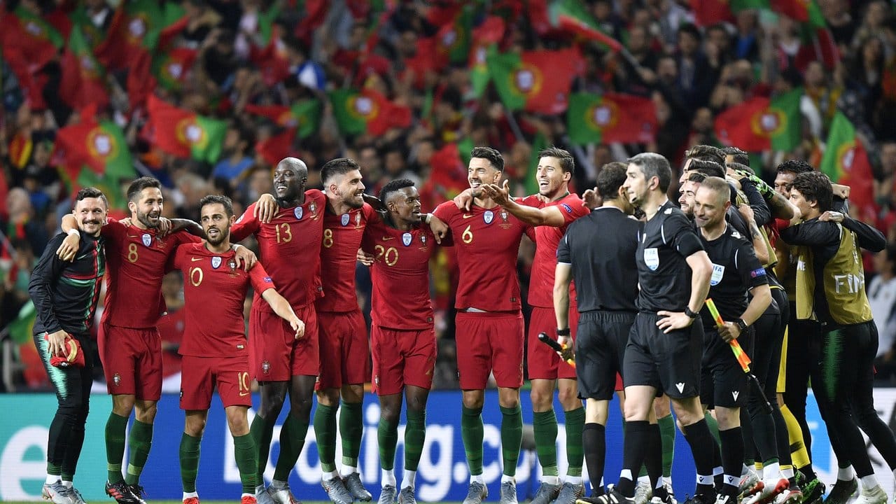 Nach Spielende feiert die portugiesische Mannschaft mit ihren Fans.